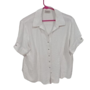 11 - C.A.N.D.A COLLECTION, WHITE SHORT SLEEVES BLOUSE SNAP BUTTONS